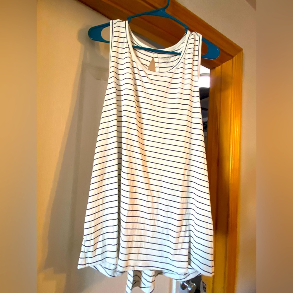 Old Navy active with peep hole accent on back